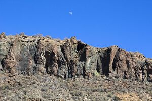Luna sobre la zona arqueológica Lomo Los Gatos.jpg
