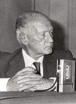 (José Miguel Galván Bello) Rueda de prensa de Adolfo Suárez, en Santa Cruz de Tenerife. Pool Moncloa. 14 de febrero de 1979 (cropped).jpeg