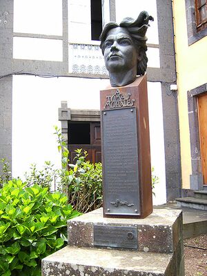 Busto de Tomás Morales frente a su Casa-Museo en Moya (Gran canaria).JPG