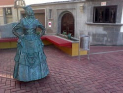 Estatua de Mary Sánchez en Las Canteras, cerca de su casa natal.