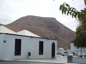 Montaña de la Cinta depuis Yaiza.jpg