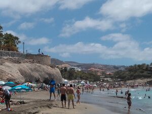 Playa El Duque, Adeje con monumento.jpg