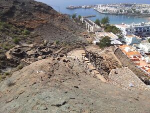 Panorámica del yacimiento arqueológico y Playa de Mogán.jpg