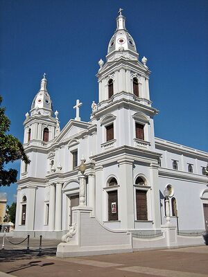 Catedral Nuestra Señora de Guadalupe, Plaza Las Delicias, Ponce, Puerto Rico, mirando al noreste (Ponce002).jpg