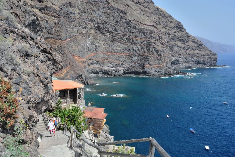 Archivo:Descent to the harbour of Puerto de Puntagorda, La Palma, Canary Islands, 2015 - panoramio.jpg