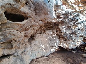 Huecos cuevas El Hoyo.jpg