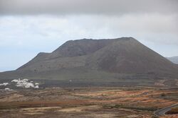 Volcán de La Corona desde el Mirador del Río.JPG