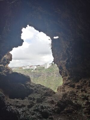 Vista desde el interior de una de las cuevas.jpg