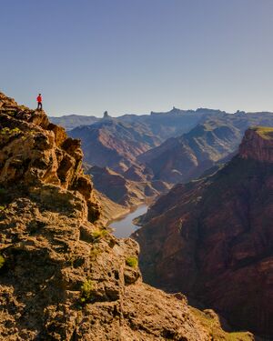 Senderista en lo alto de Inagua.jpg