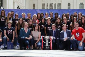 La alcaldesa recibe al equipo femenino del Atlético de Madrid ganador de la Liga Iberdrola 2019 08.jpg